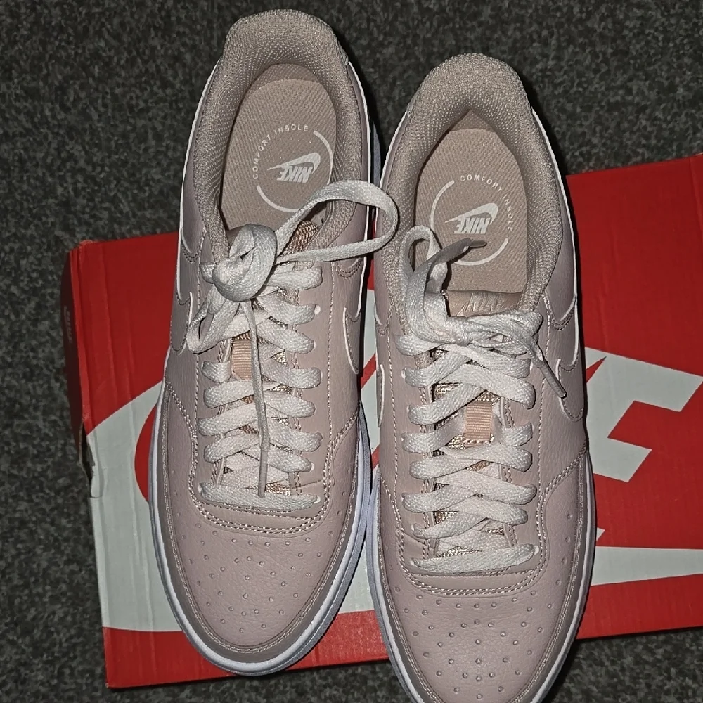 Nike Women's Cream Sneakers - Picture 4 of 10